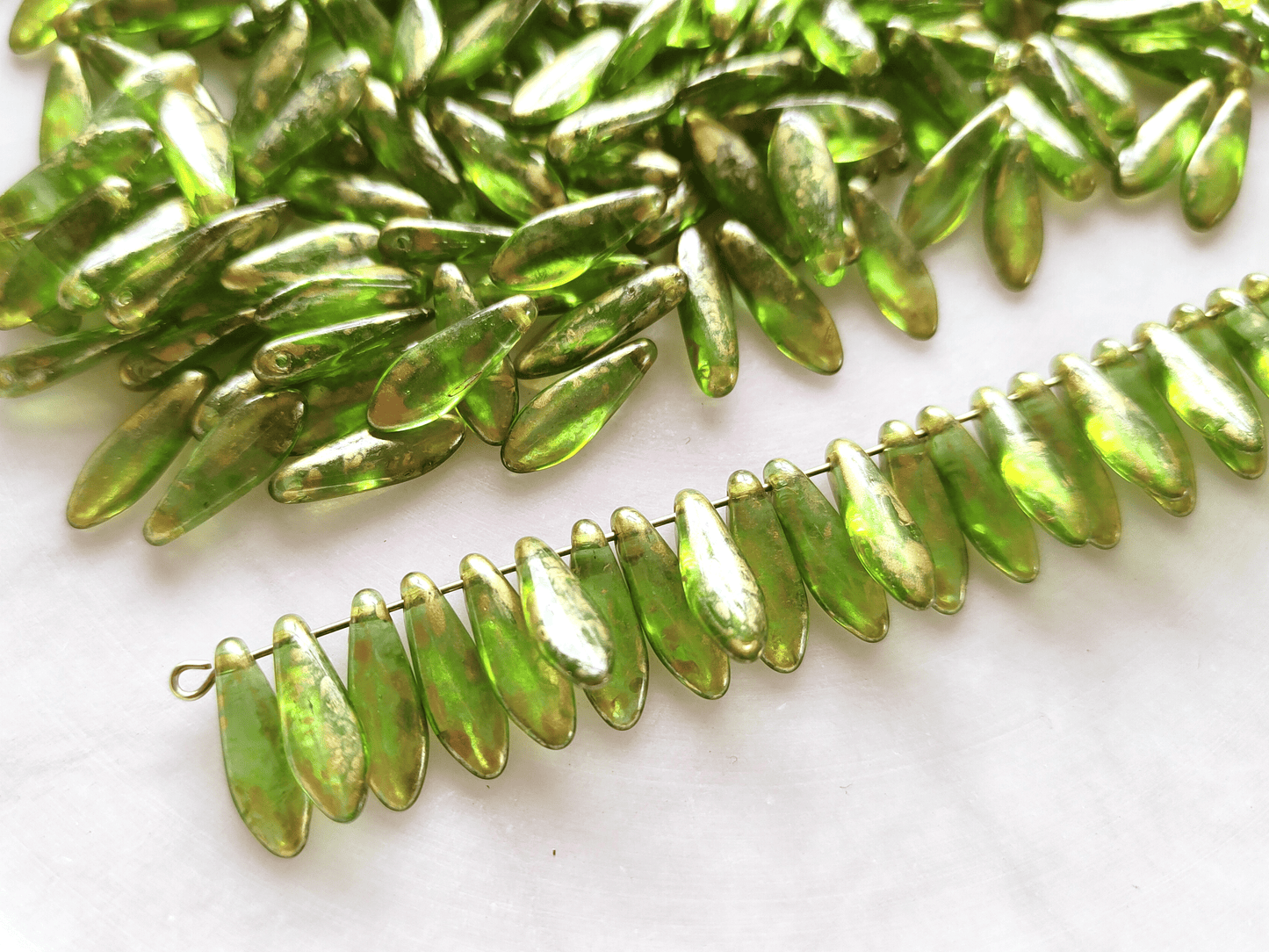 Dagger beads 5x16mm - may green & gold
