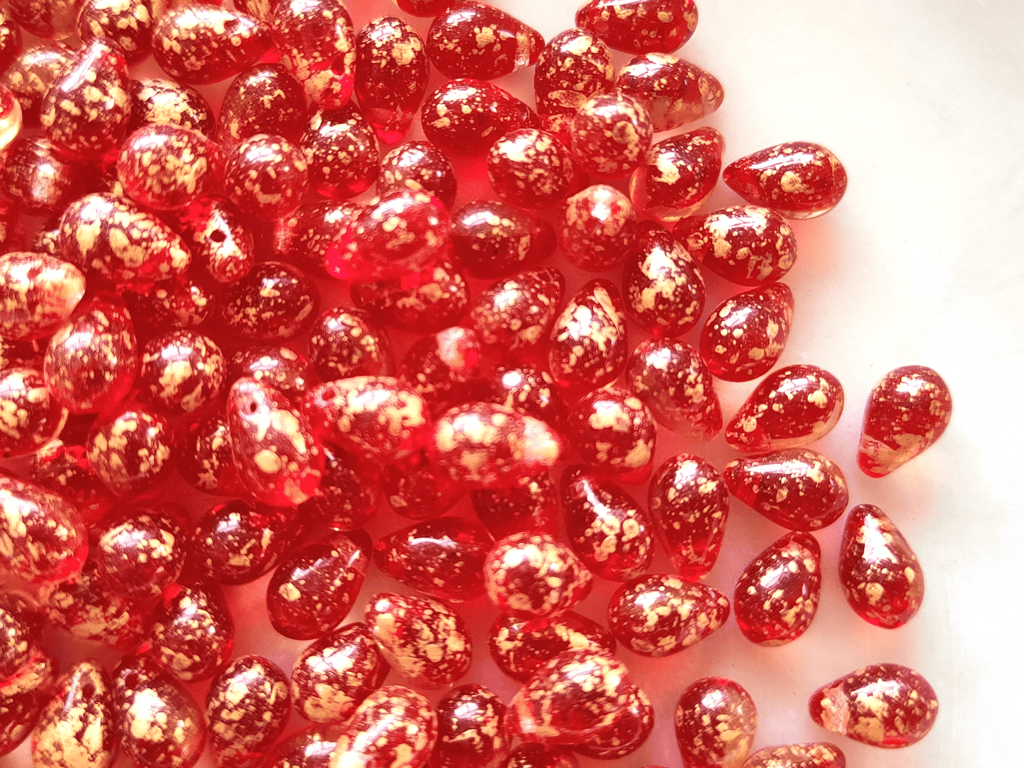Drop beads 6x9mm - red & golden speckles