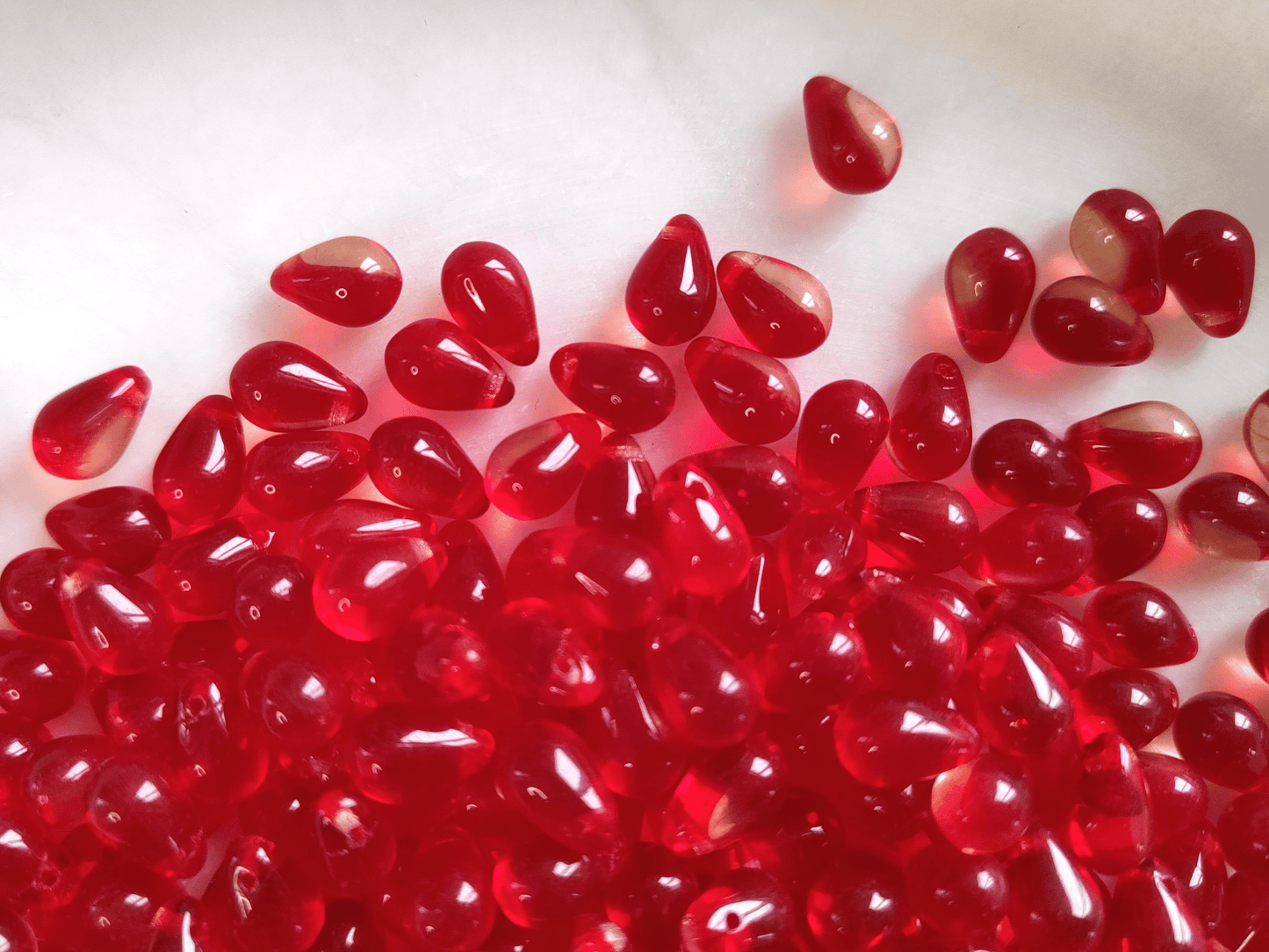 Drop beads 6x9mm - vibrant red & colorless