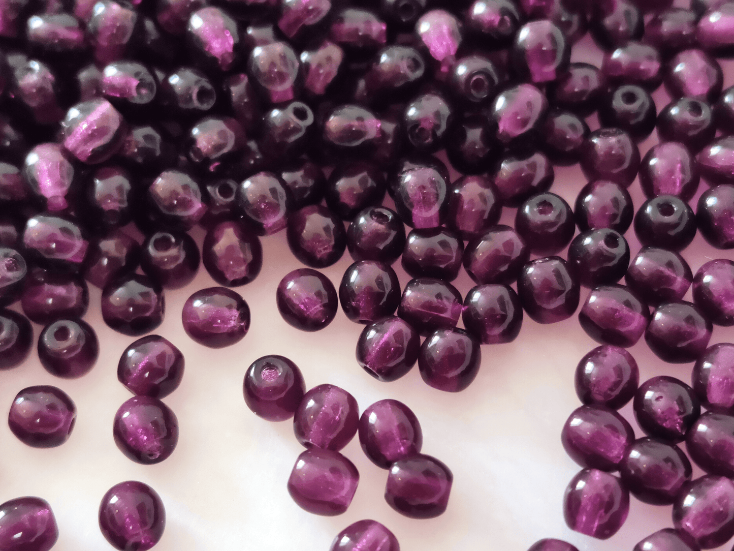 4mm runde Perlen - dunkles warmes Lila