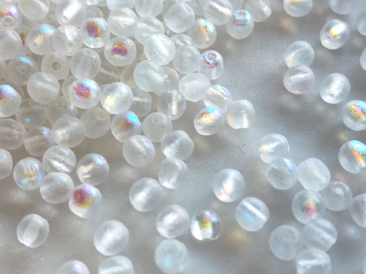 4mm runde Perlen - bereift Weiß Iris