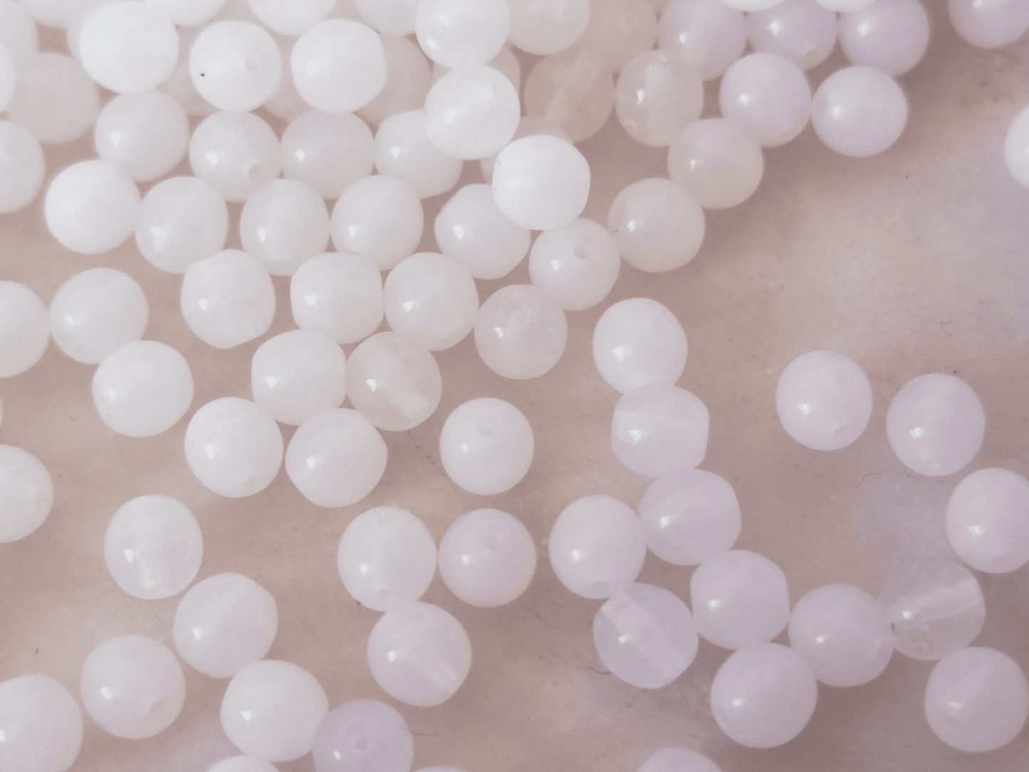 4mm runde Perlen - milchig Weiß