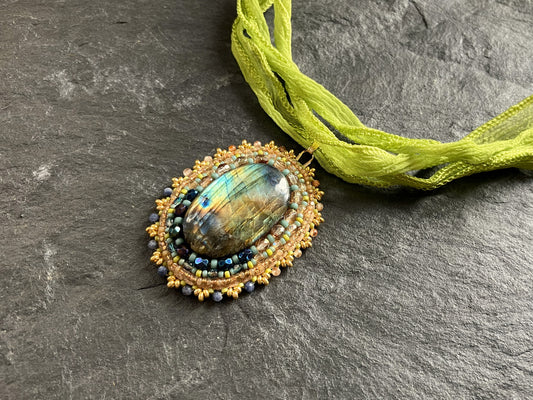 Schillernder Labradorit-Anhänger in Frühlingsfarben