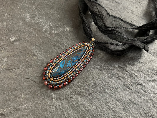 Azurit-Anhänger mit Granat-Perlen