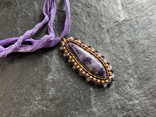 Lepidolith-Anhänger mit Fluorit-Perlen