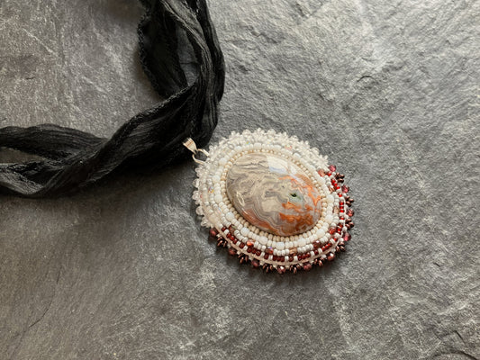 Achat-Anhänger mit funkelnden Quarz und Granat