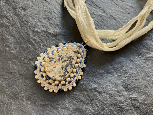 Großer dendritischer Psilomelan-Anhänger mit Perlmutt