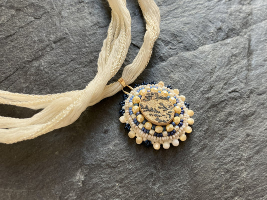 Kleiner dendritischer Psilomelan-Anhänger mit Perlmutt