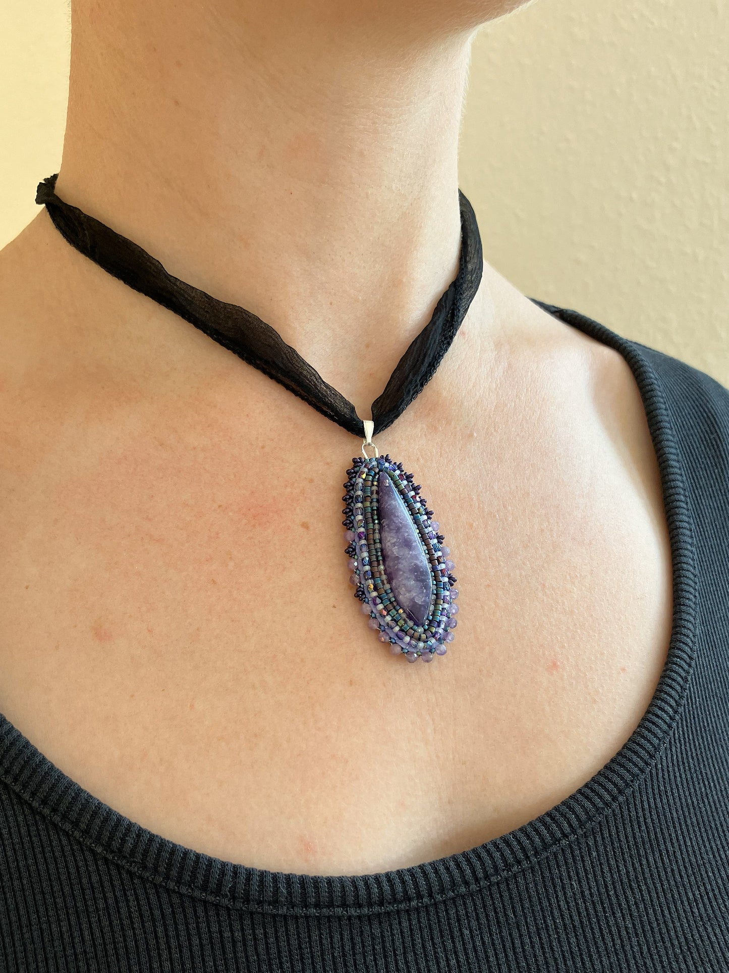 Lepidolith-Anhänger mit funkelnden Glasschliffperlen