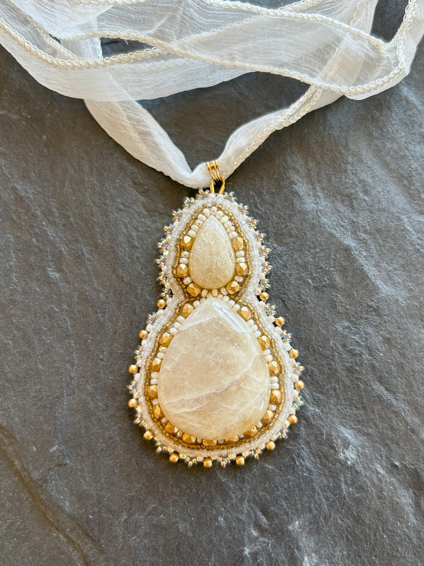 Statement Mondstein-Anhänger mit goldenen Glasperlen