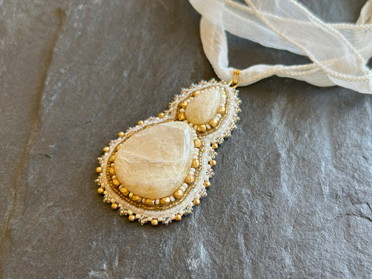Statement Mondstein-Anhänger mit goldenen Glasperlen