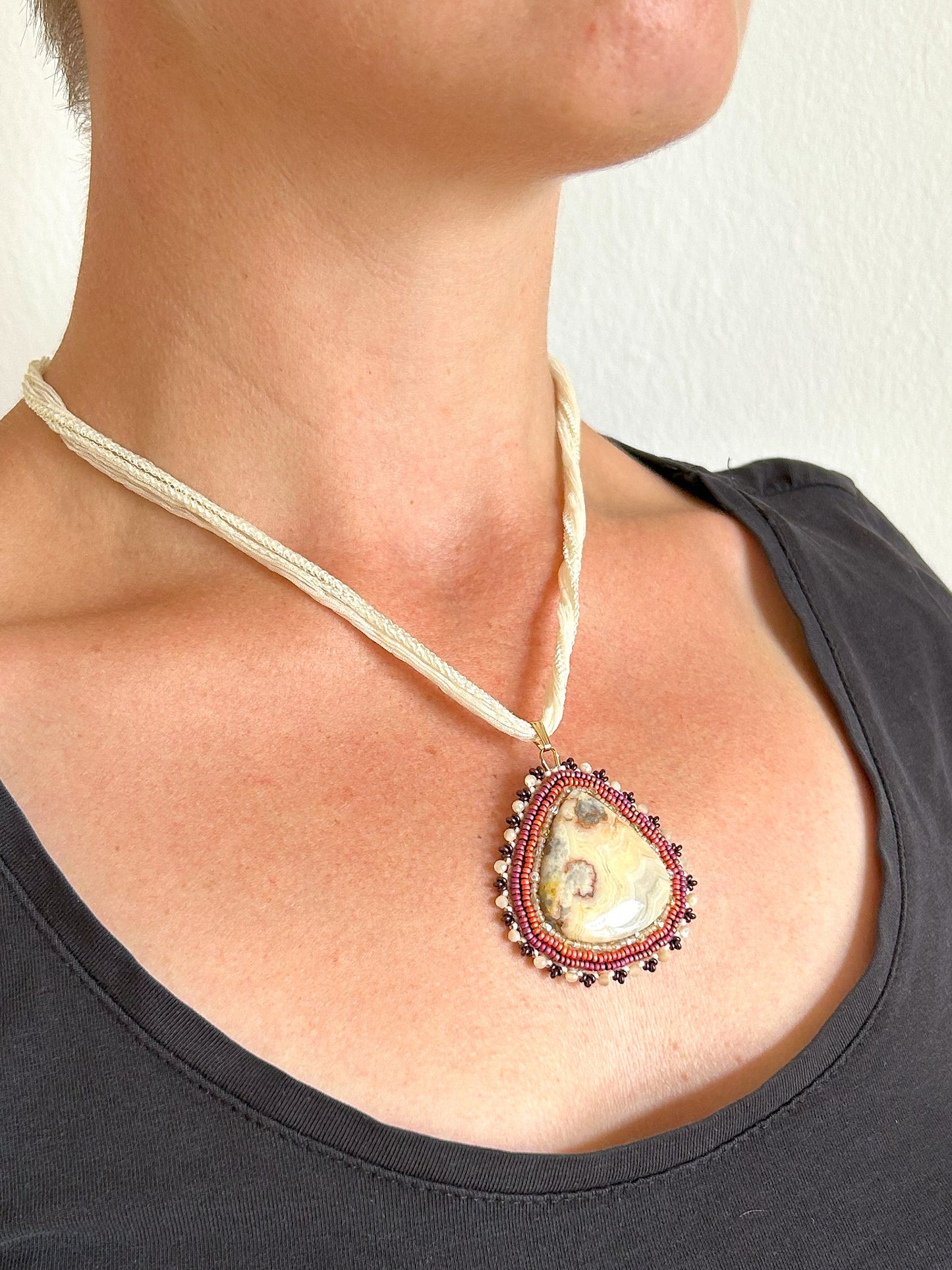 Agate necklace pendant with shell beads