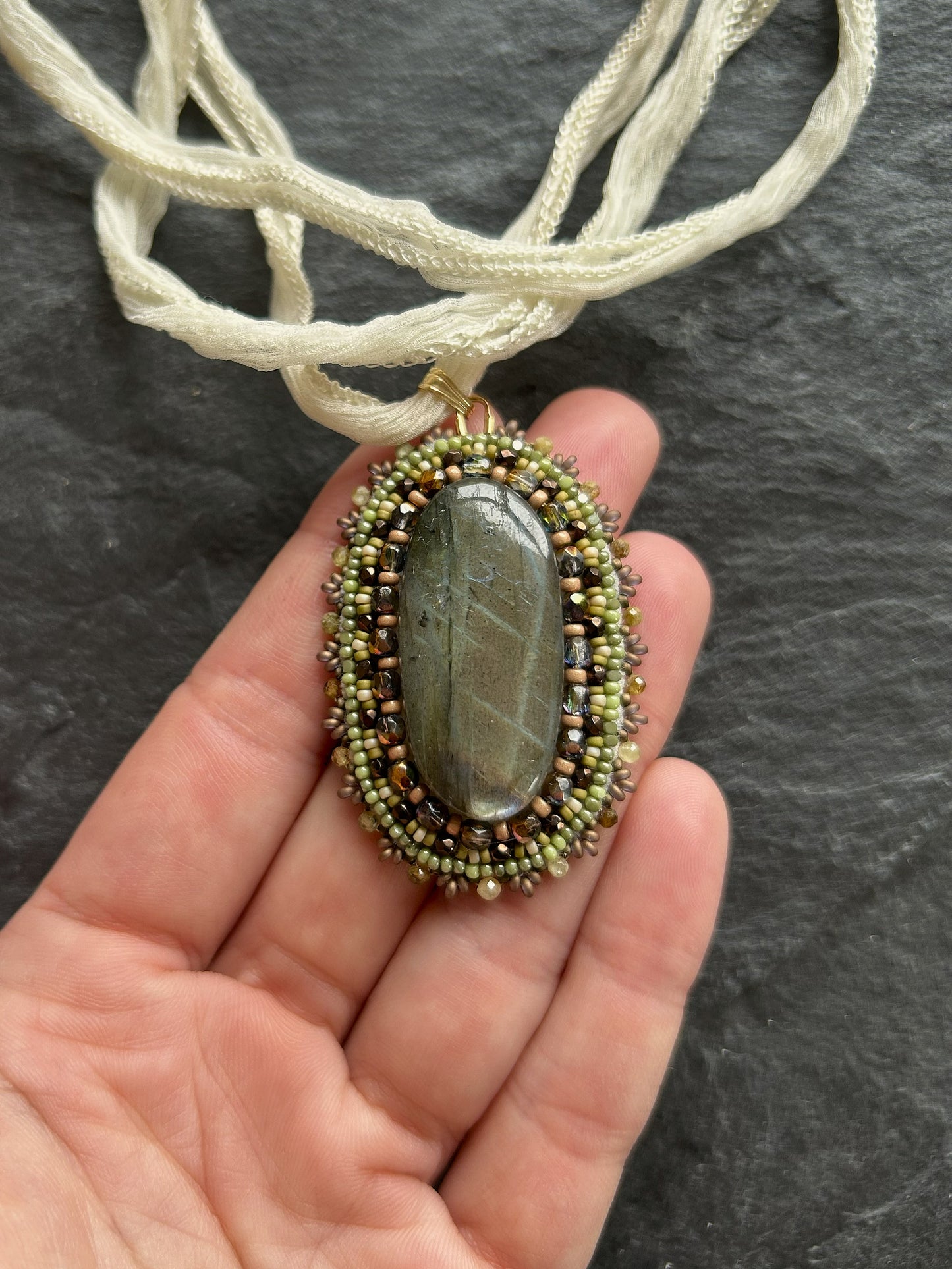 Schillernder Labradorit-Anhänger in Erd-Tönen