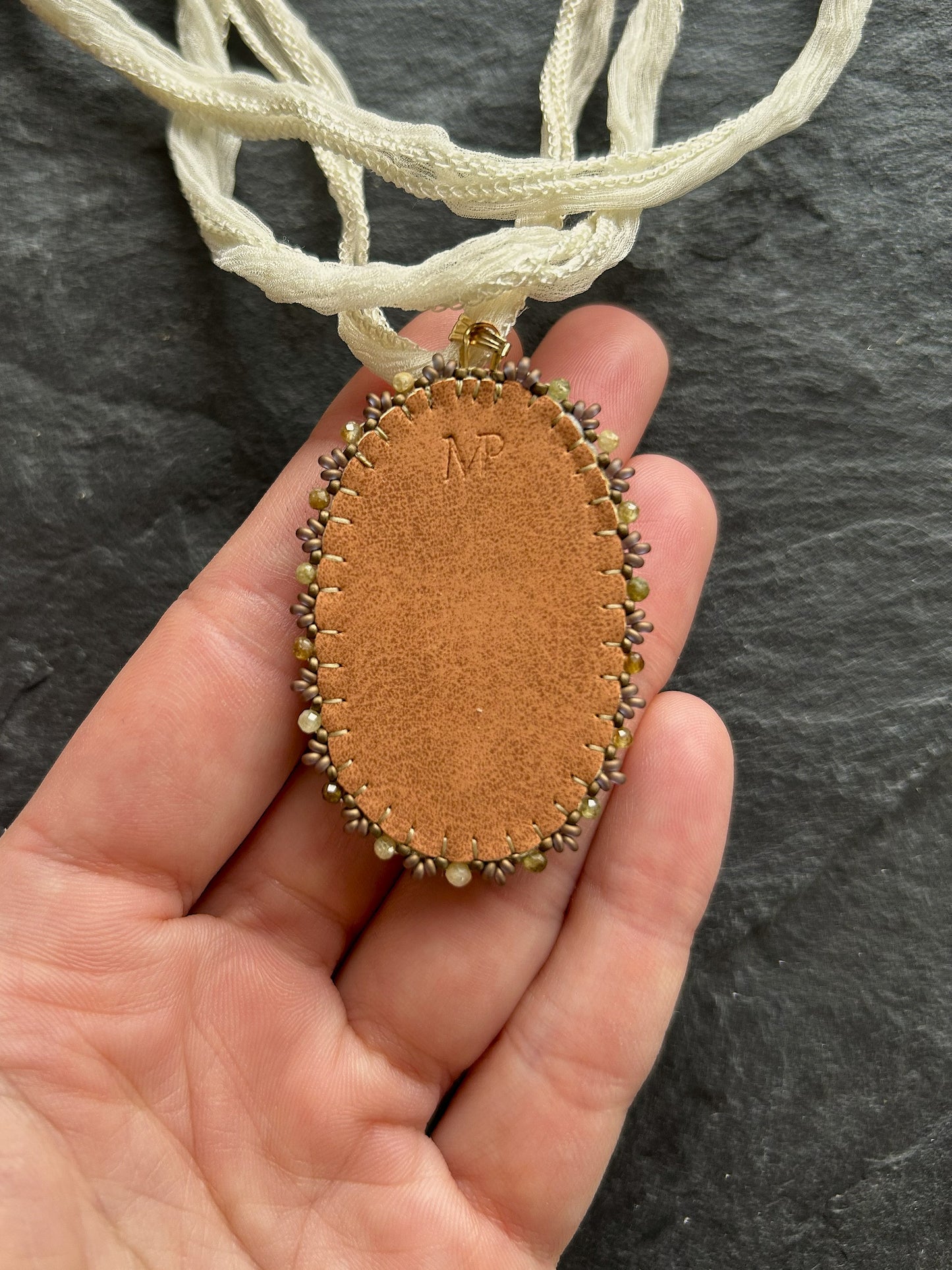 Schillernder Labradorit-Anhänger in Erd-Tönen