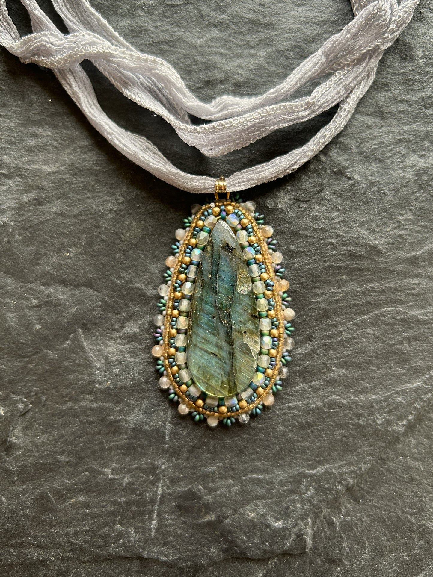 Gestreifter Labradorit-Anhänger mit tief-blauem Feuer