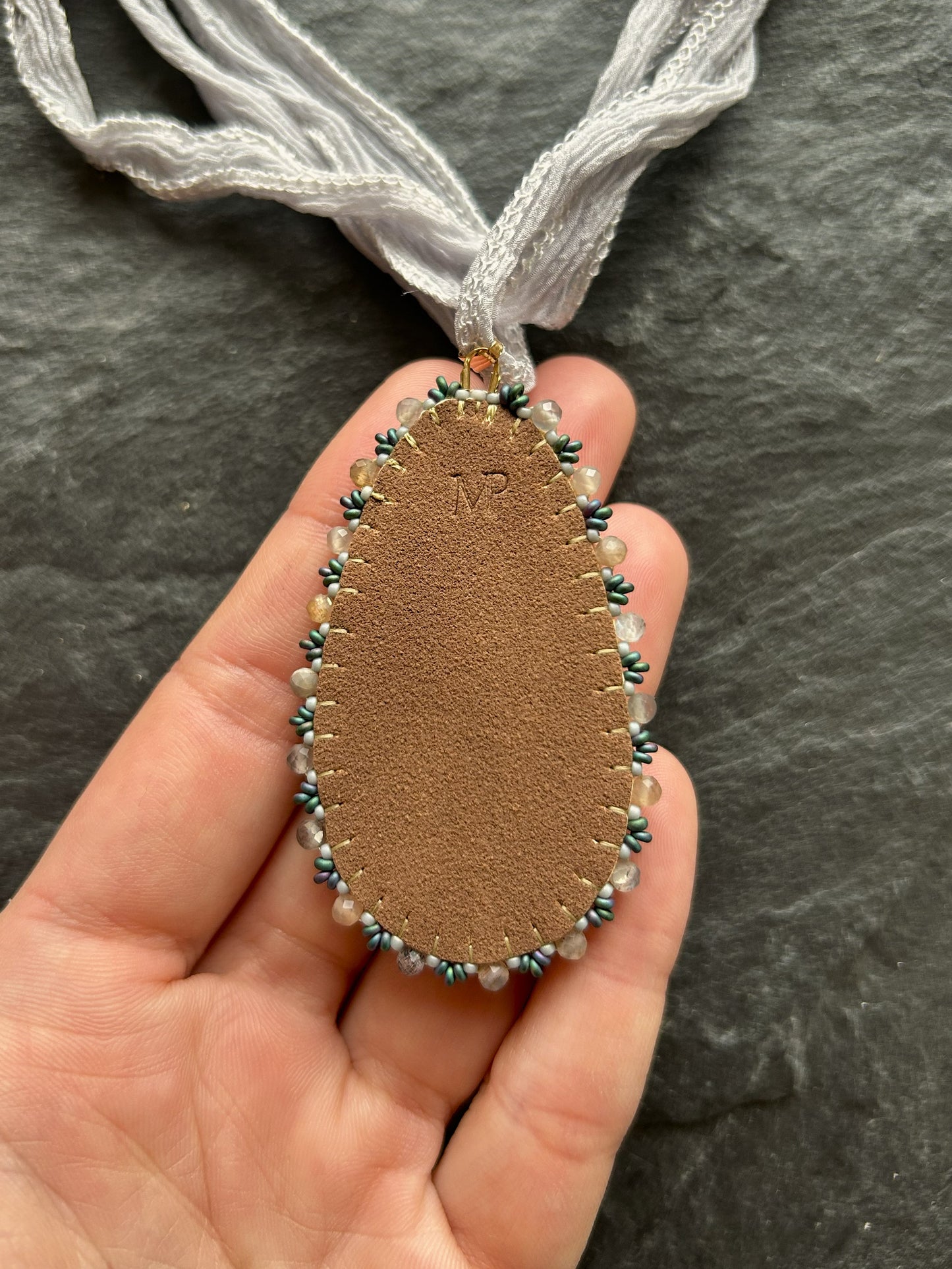 Gestreifter Labradorit-Anhänger mit tief-blauem Feuer