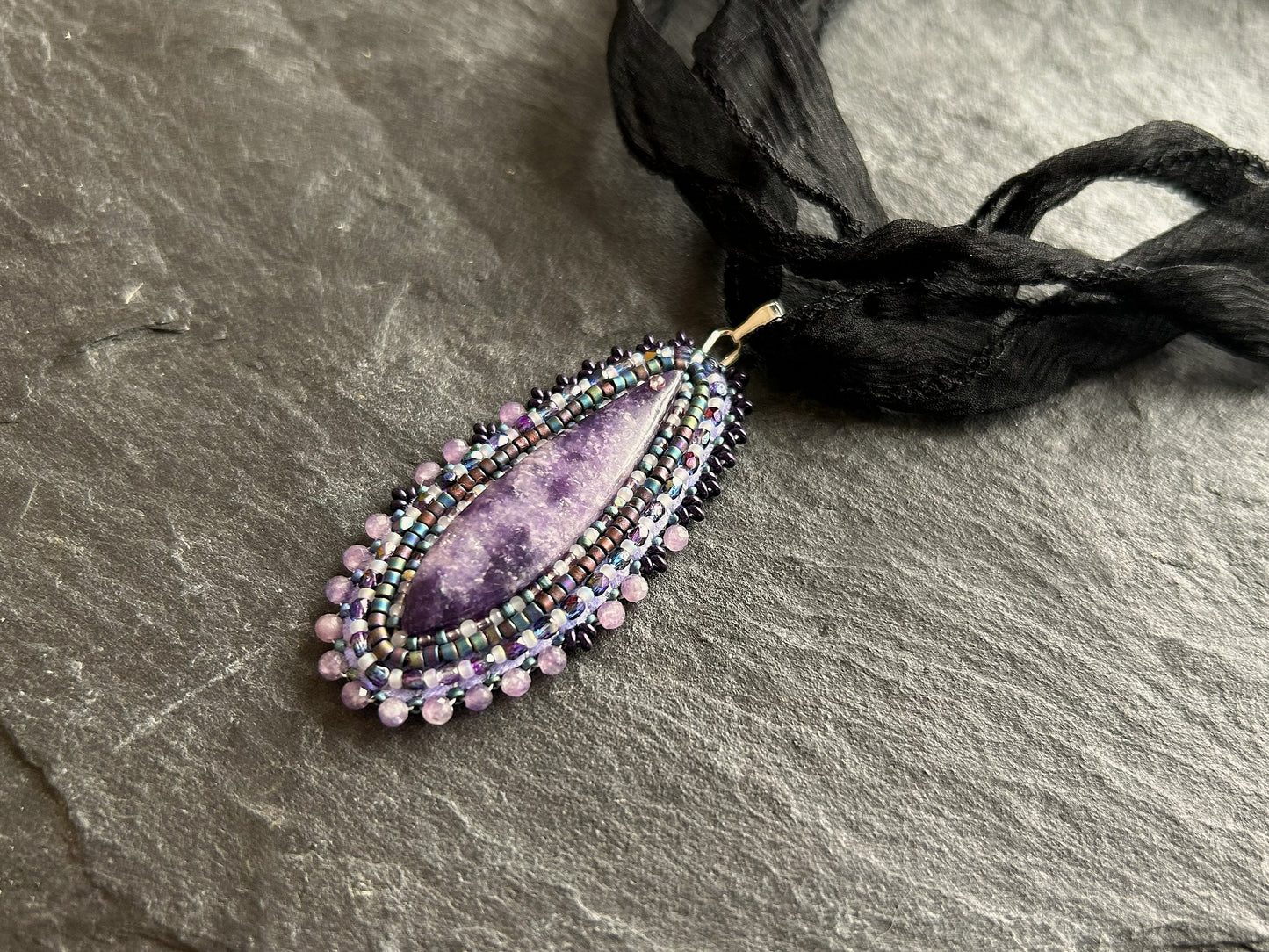 Lepidolith-Anhänger mit funkelnden Glasschliffperlen