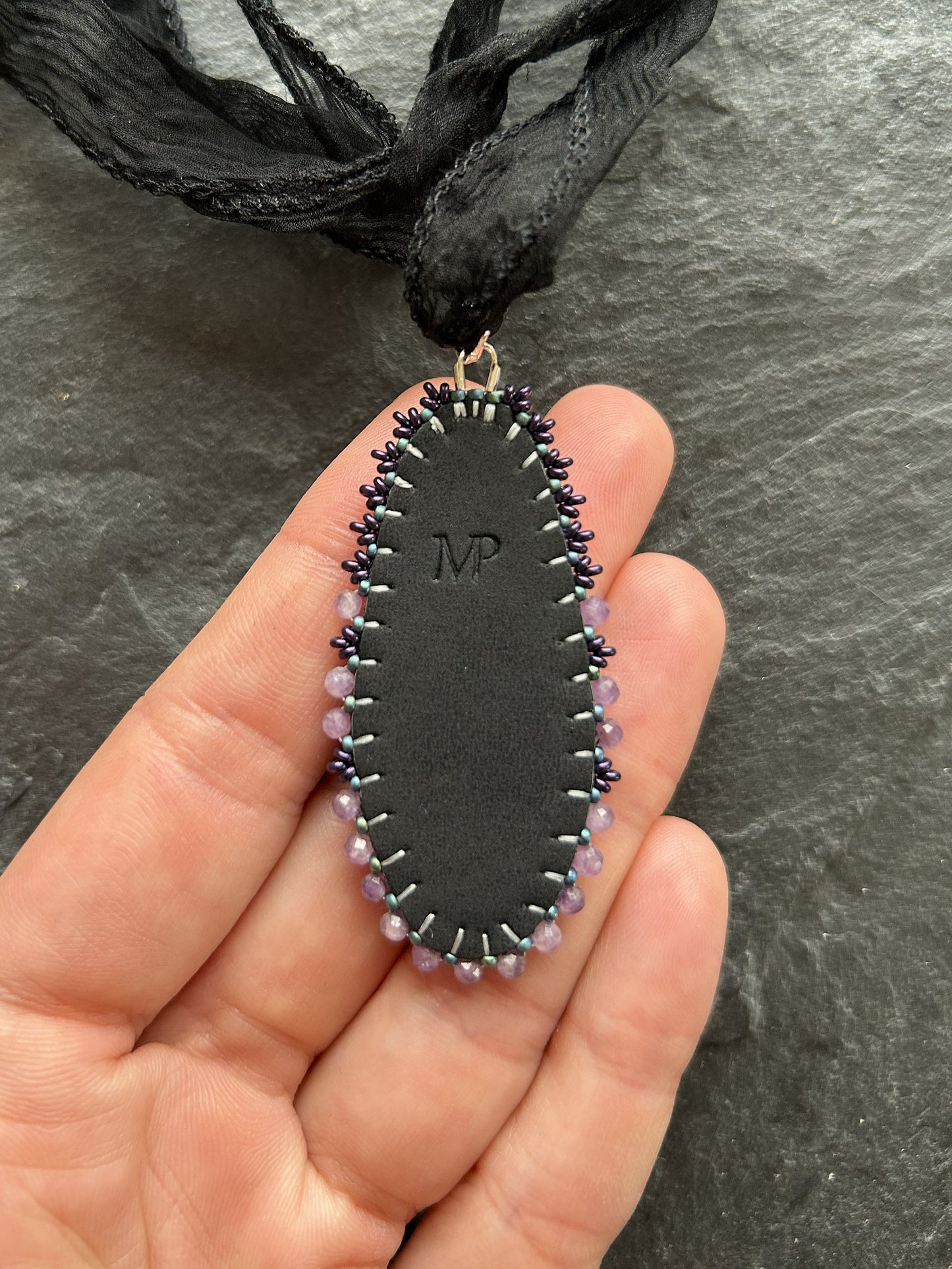 Lepidolith-Anhänger mit funkelnden Glasschliffperlen