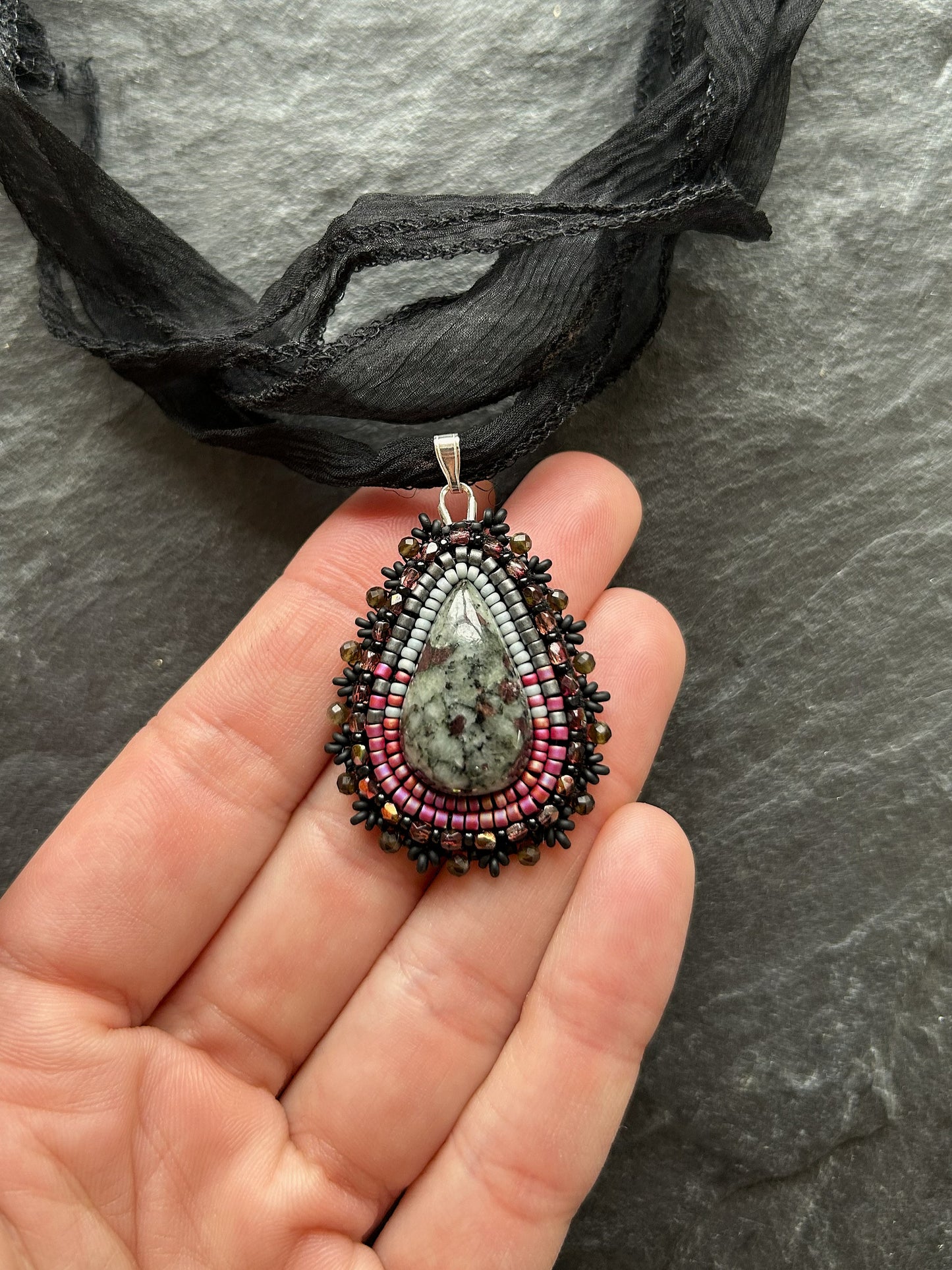 Eudialyt-Anhänger mit goldenen Onyx Perlen