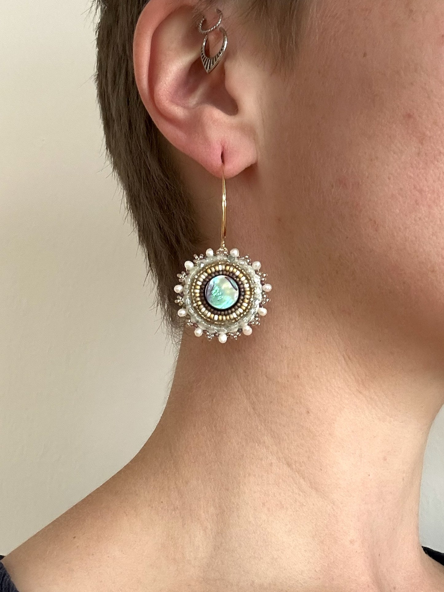 Hänge-Ohrringe "Melody" mit Abalone-Perlmutt - Pastell Gold