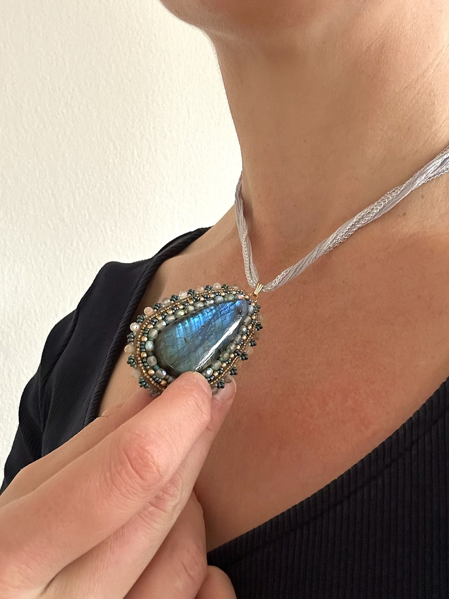 Gestreifter Labradorit-Anhänger mit tief-blauem Feuer