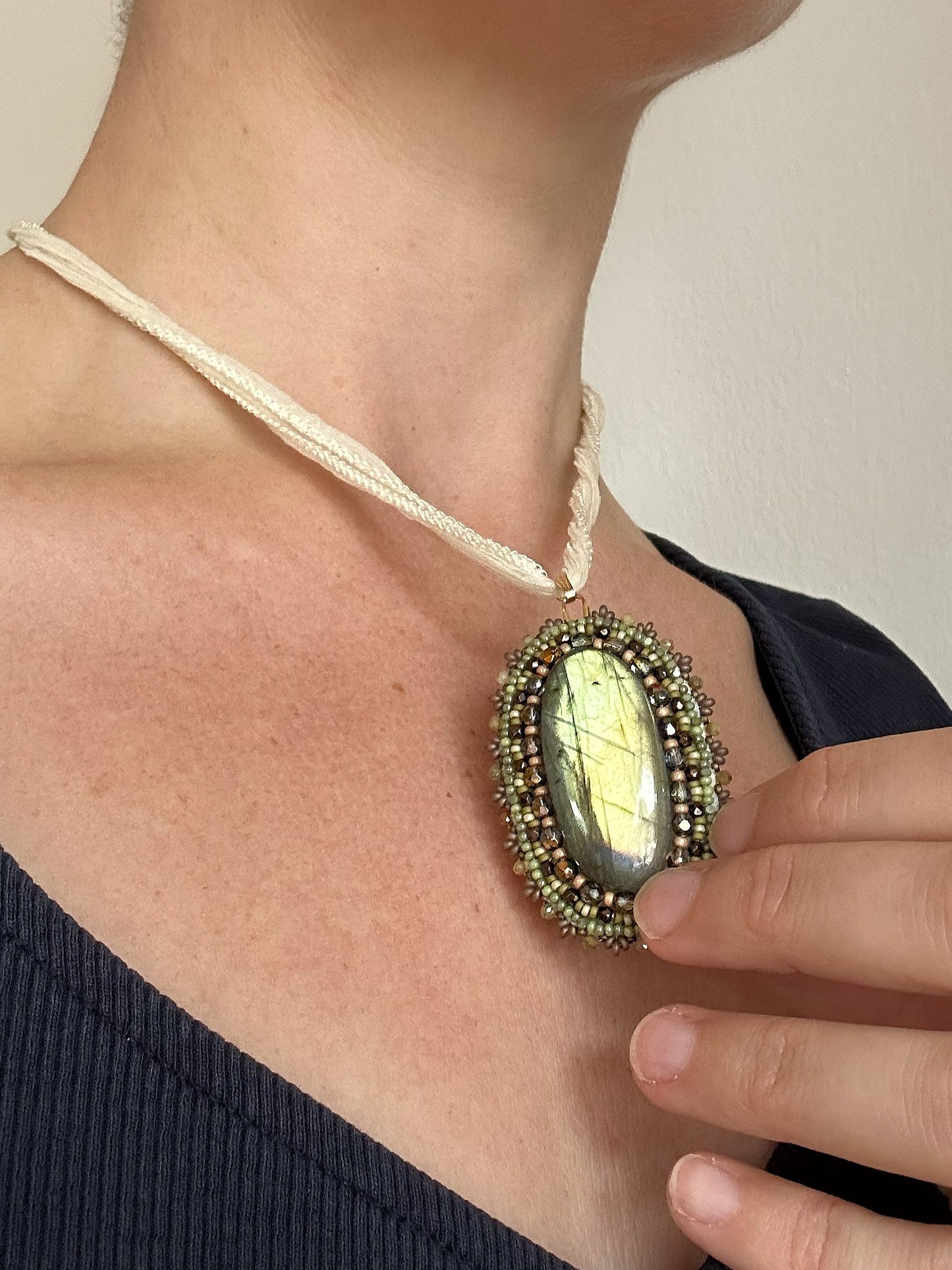 Schillernder Labradorit-Anhänger in Erd-Tönen