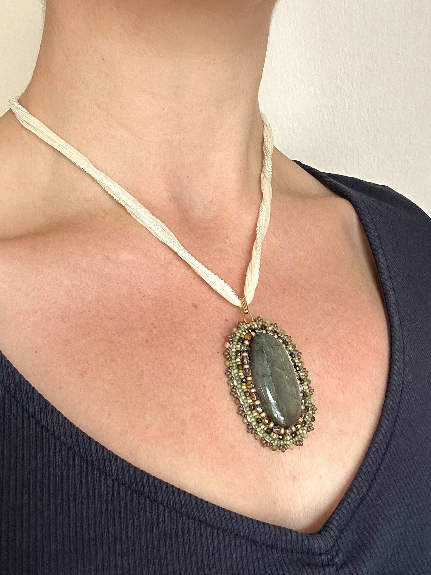 Schillernder Labradorit-Anhänger in Erd-Tönen