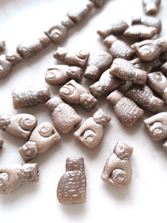 Sitting cat beads 17mm - beige, brown & silver