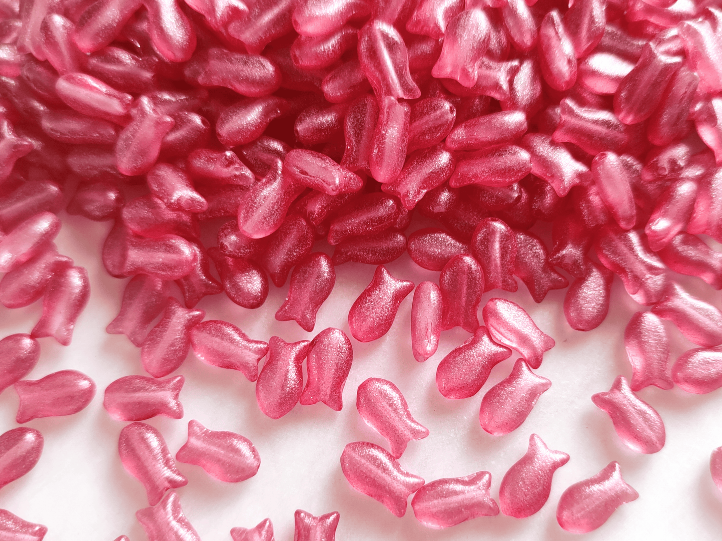 Fish beads 10x6mm - cherry red glitter