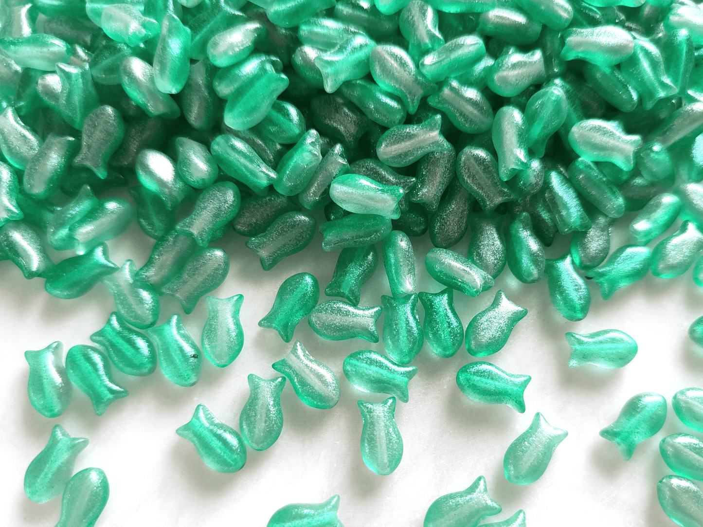 Fish beads 10x6mm - mint green & silver glitter