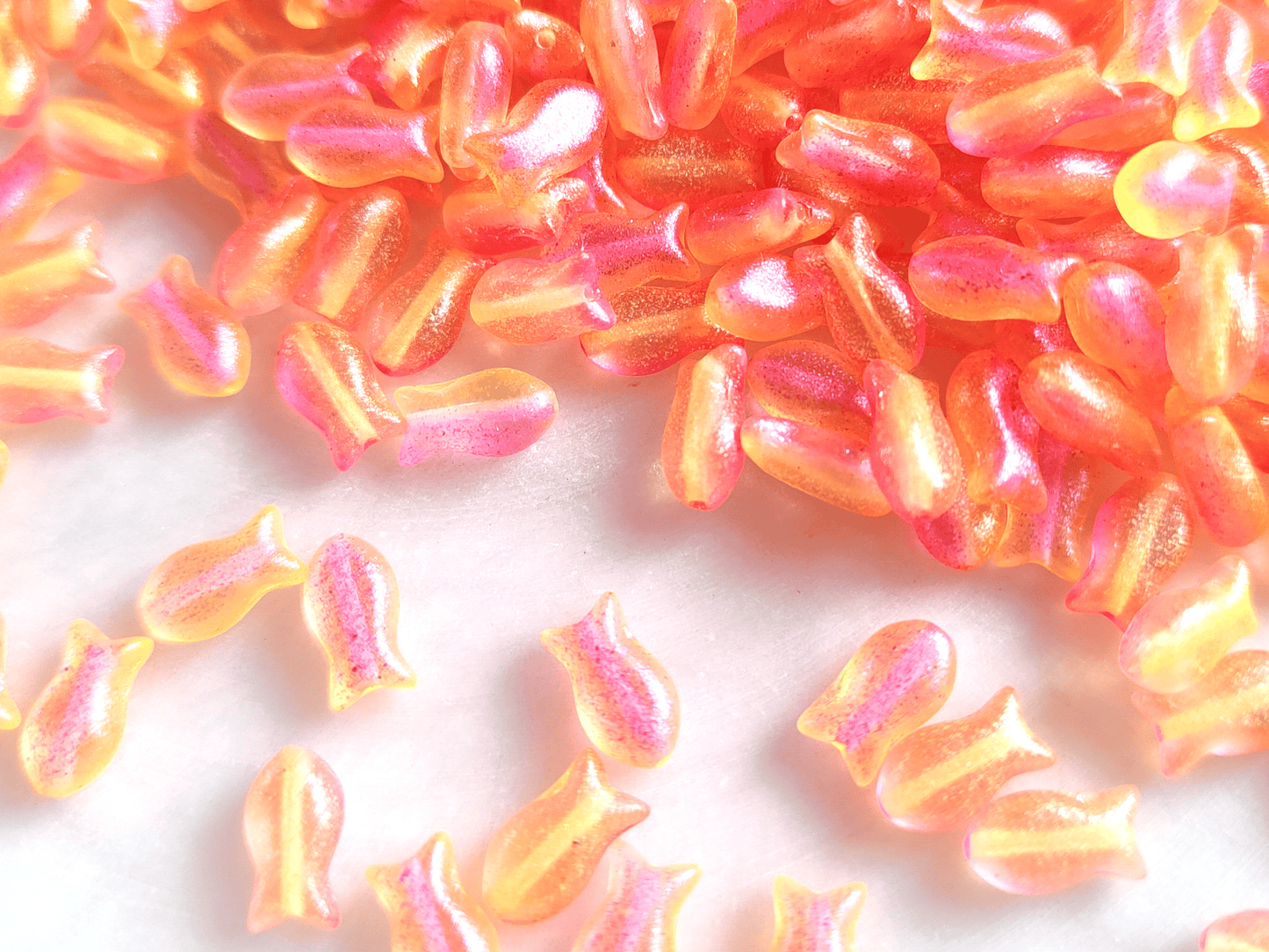 Fish beads 10x6mm - neon orange & pink glitter