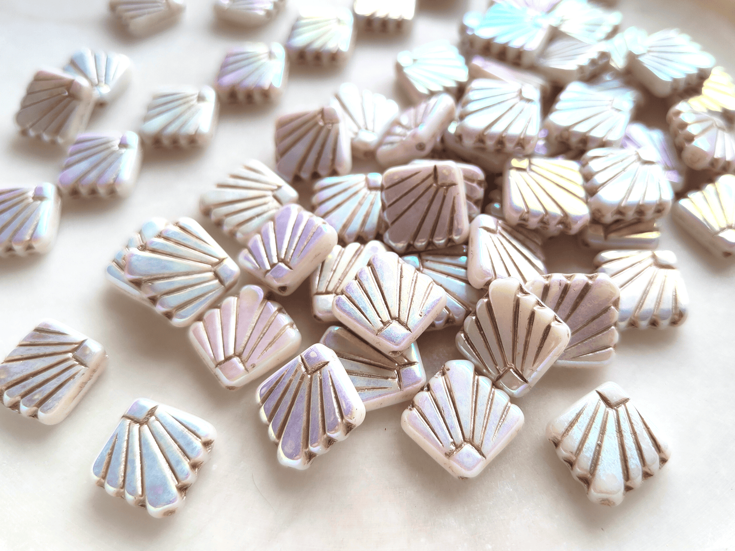 Fan ornament beads 17mm - white & brown iris