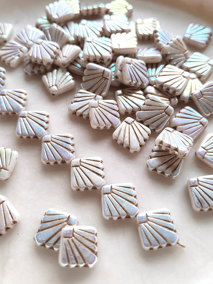 Fan ornament beads 17mm - white & brown iris