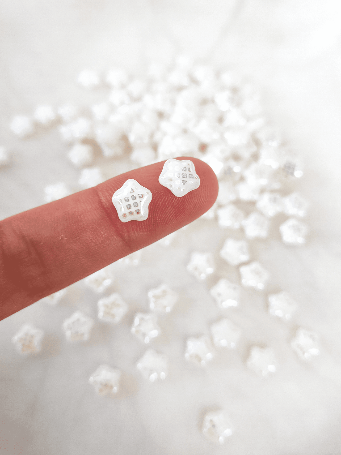 Star beads 8mm - white iris lattice patterning