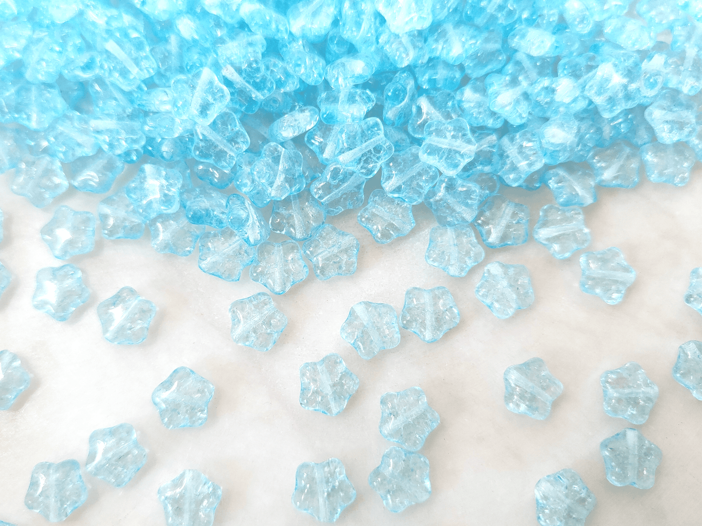 Star beads 8mm - light blue crackle