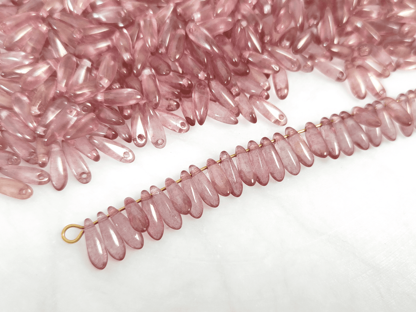 Dagger beads 3x11mm - muted pink