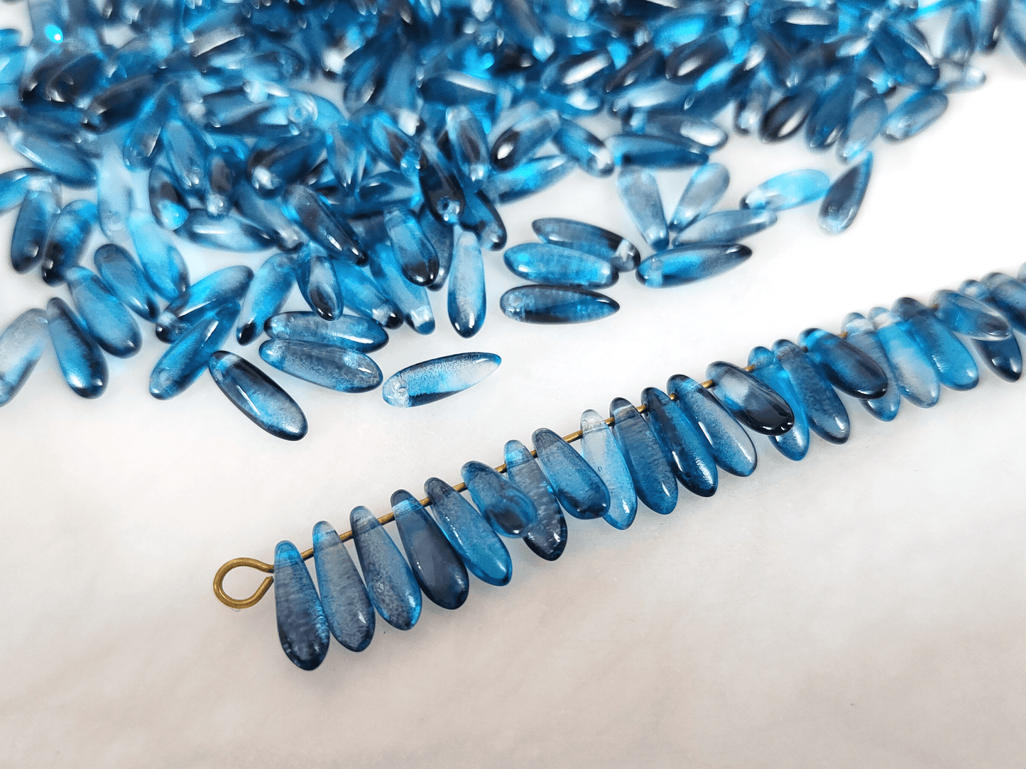 Dagger beads 3x11mm - ombre Caribbean blue & ink blue