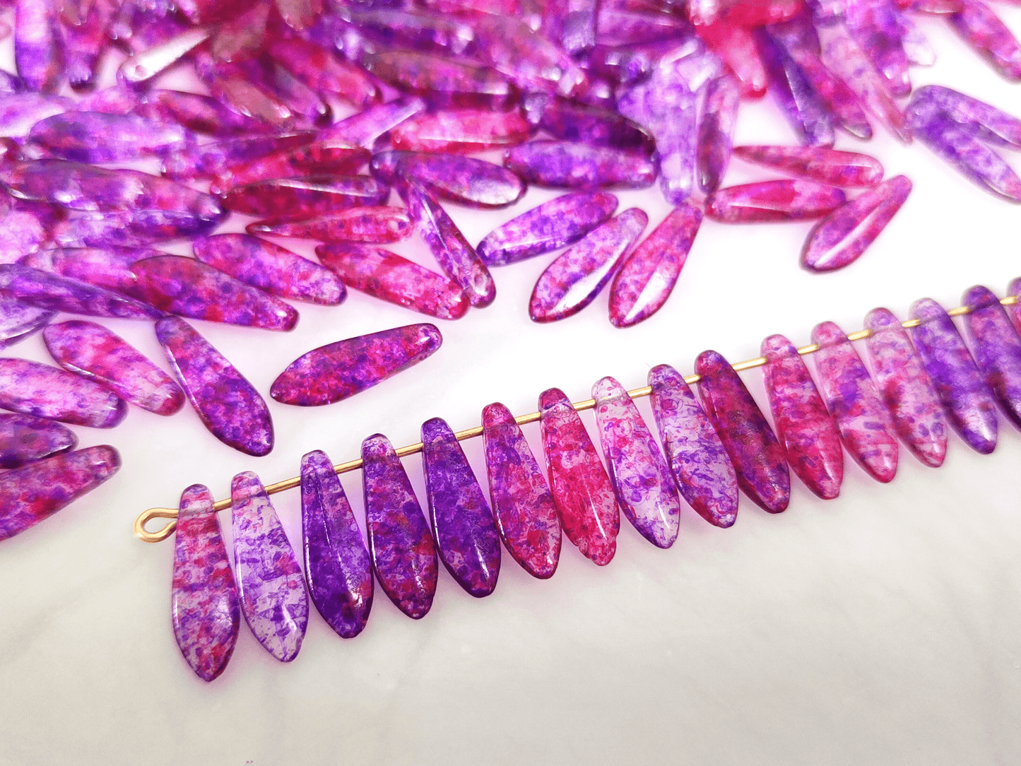 Dagger beads 5x16mm - pink & purple speckles