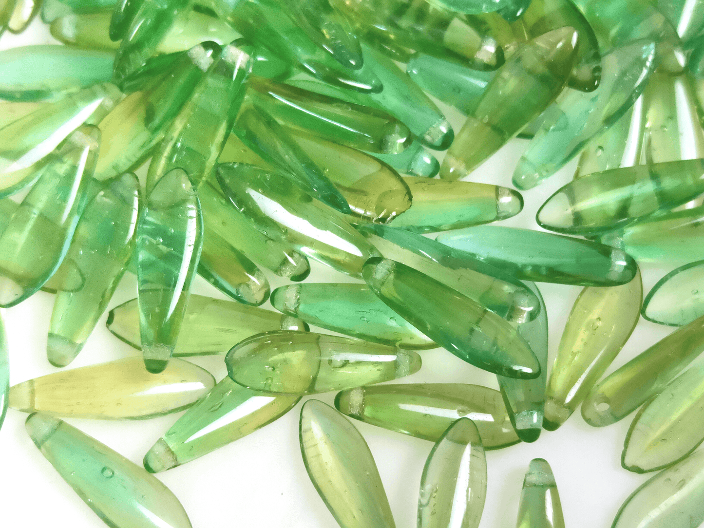 Dagger beads 5x16mm - ombre green with air bubbles