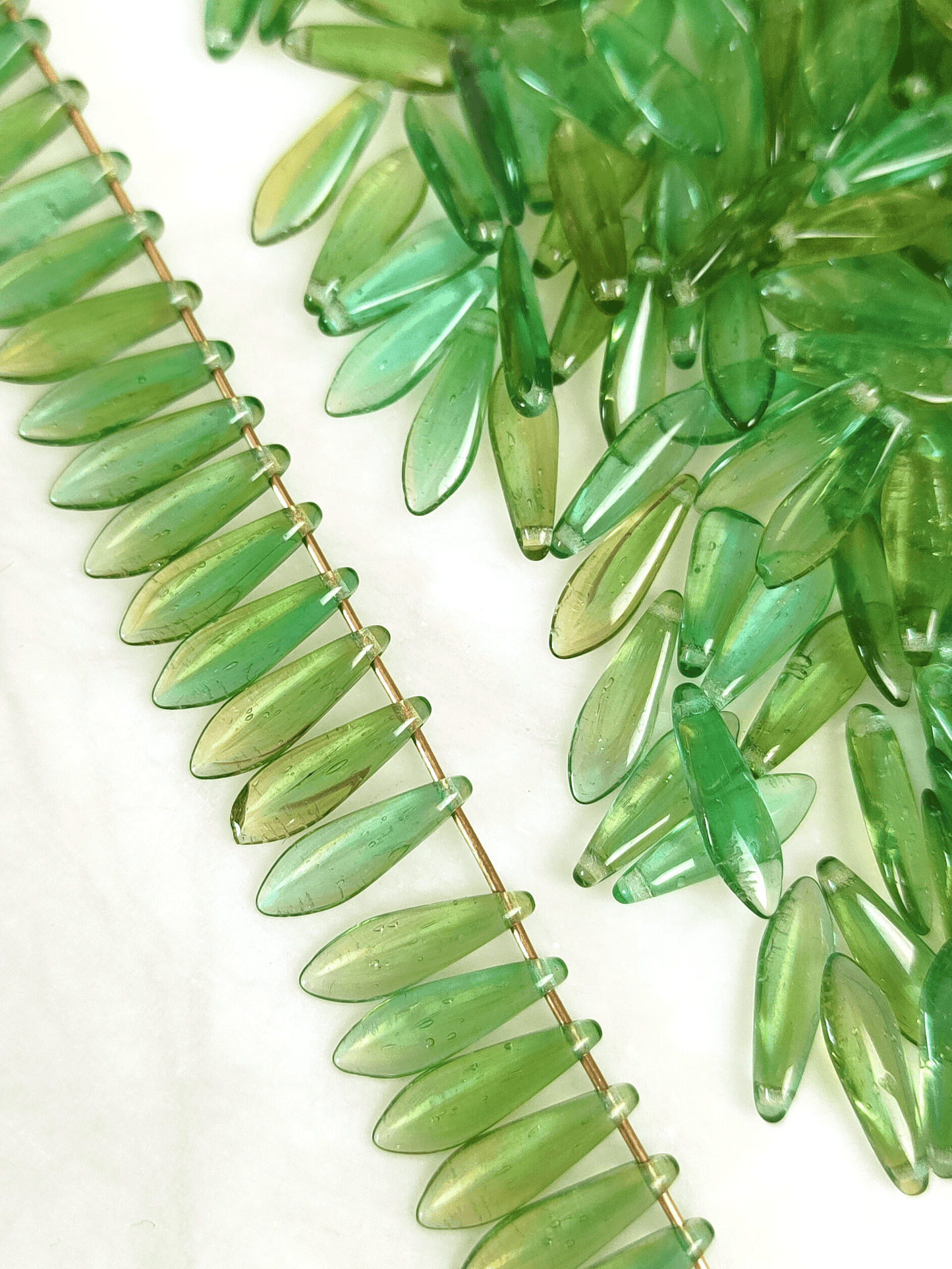 Dagger beads 5x16mm - ombre green with air bubbles