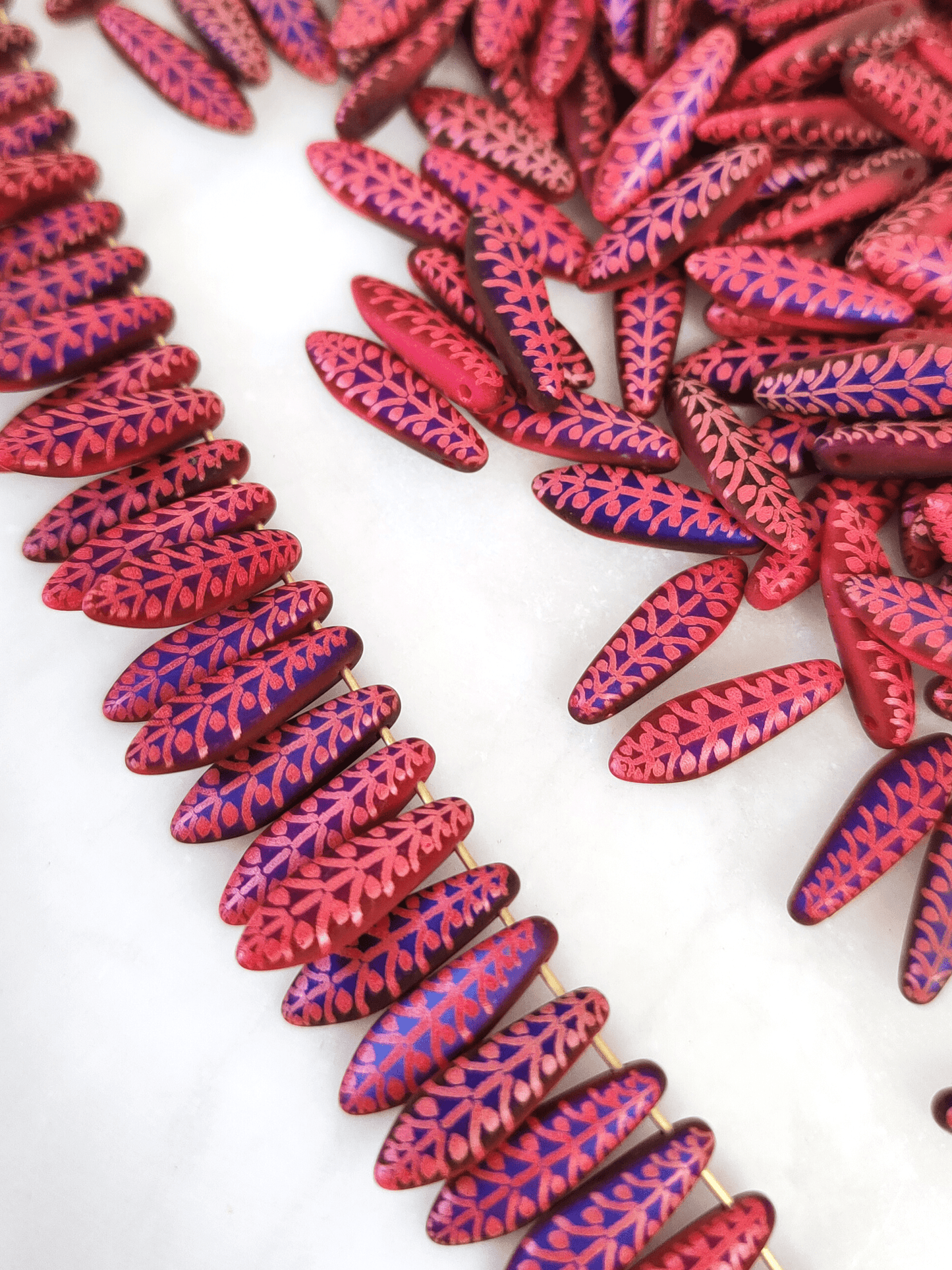 Dagger beads 5x16mm - red & purple delicate print