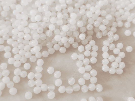 4mm runde Perlen - milchig Weiß